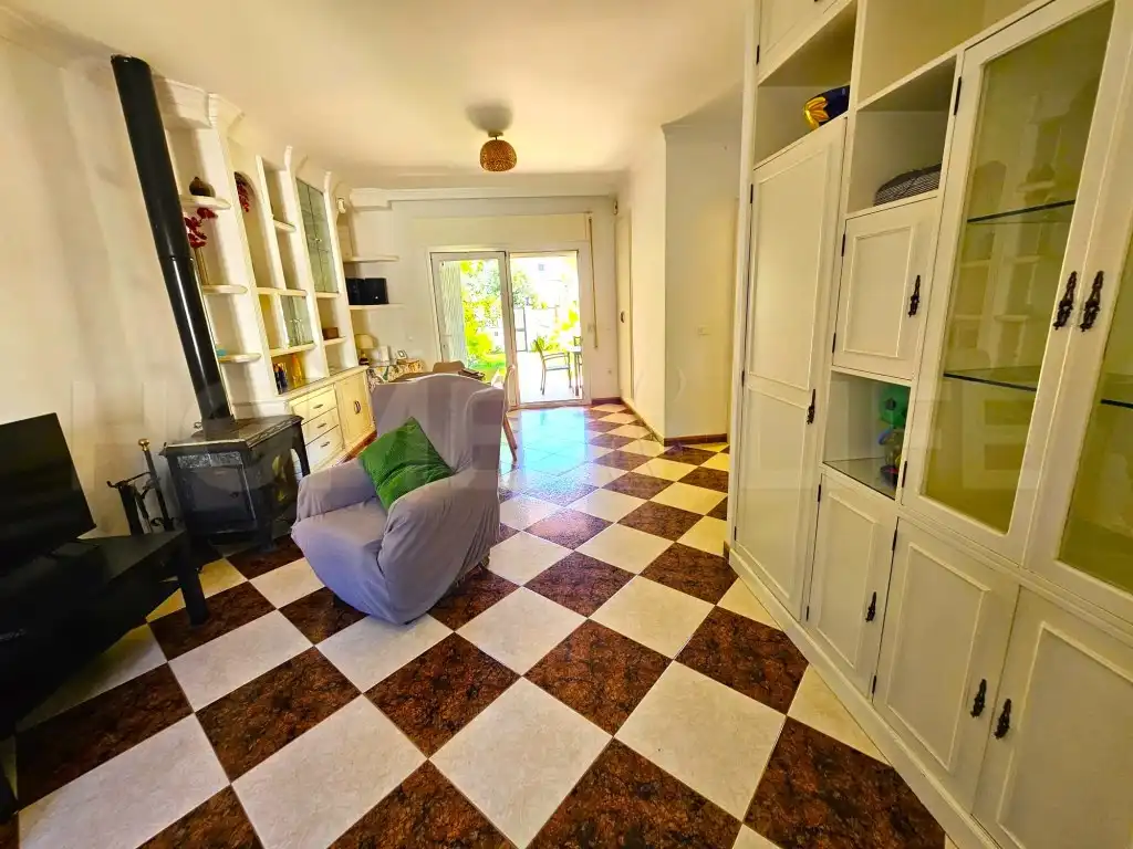 Sala d'estar de Casa adosada en venda en Benalmádena amb Terrassa i Moblat