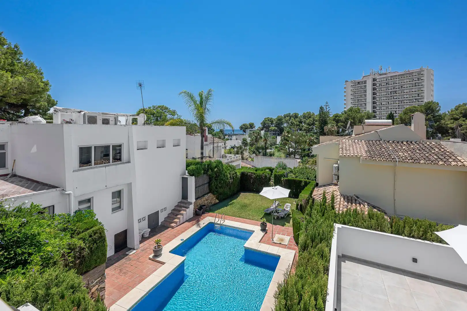Außenansicht von Haus oder Chalet zum Verkauf in Marbella mit Klimaanlage, Privatgarten und Abstellraum