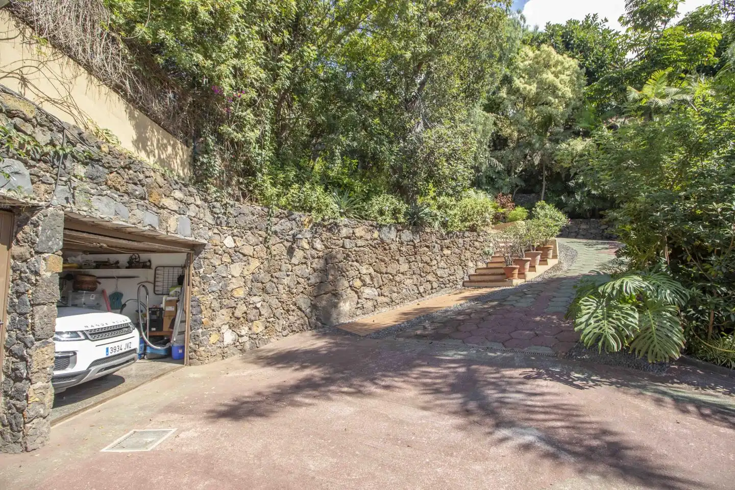 Vista exterior de Casa adosada en venda en Santa Úrsula amb Jardí privat, Terrassa i Piscina