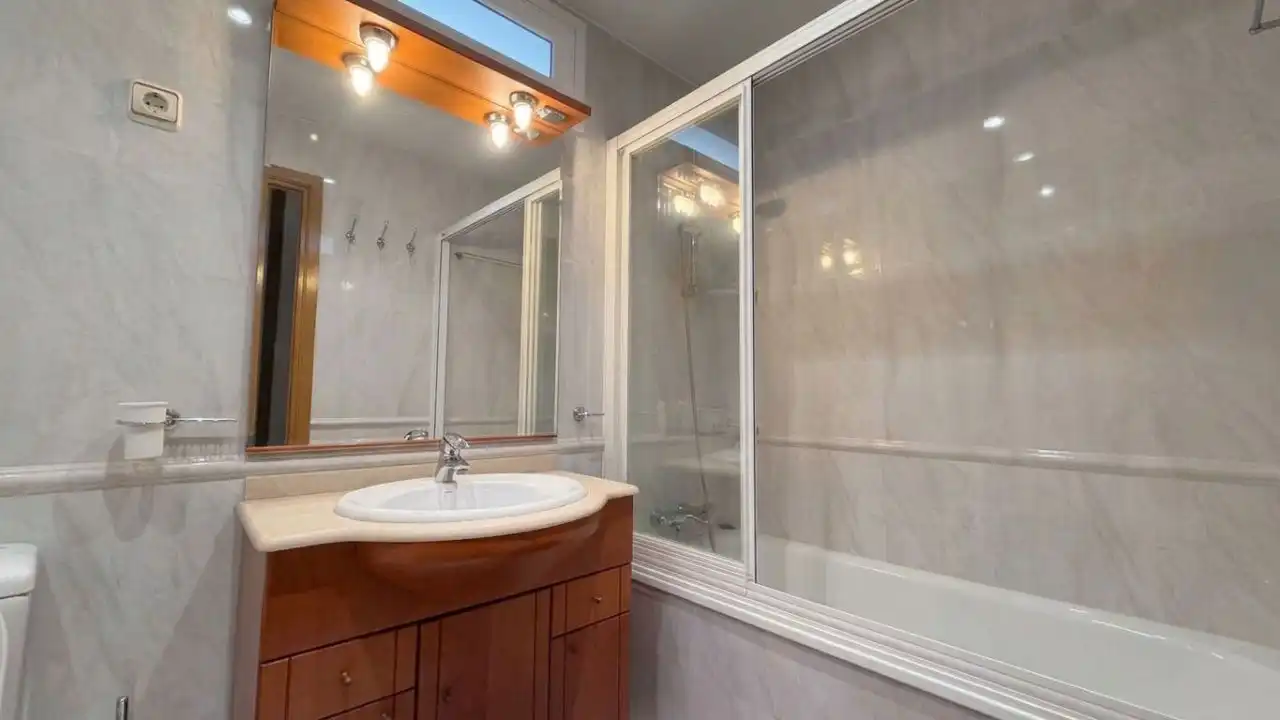 Badezimmer von Wohnung zum Verkauf in Barcelona mit Terrasse und Balkon