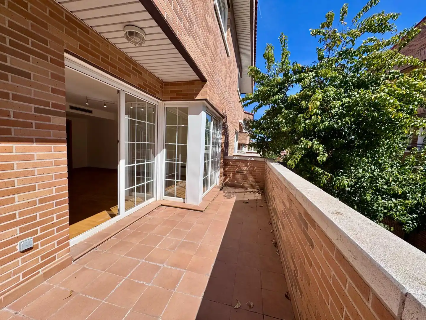Terraza de Casa adosada en venta en Villanueva de la Cañada con Parquet
