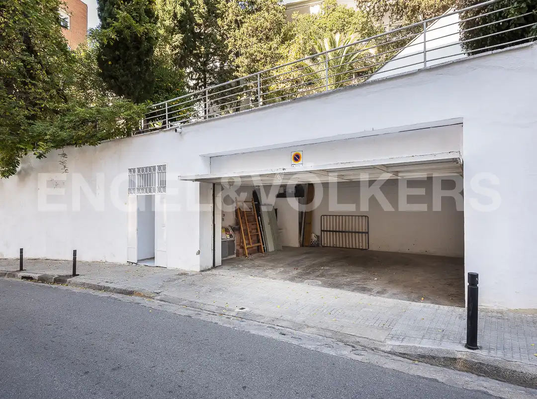 Vista exterior de Casa o xalet en venda en Barcelona amb Calefacció, Jardí privat i Terrassa