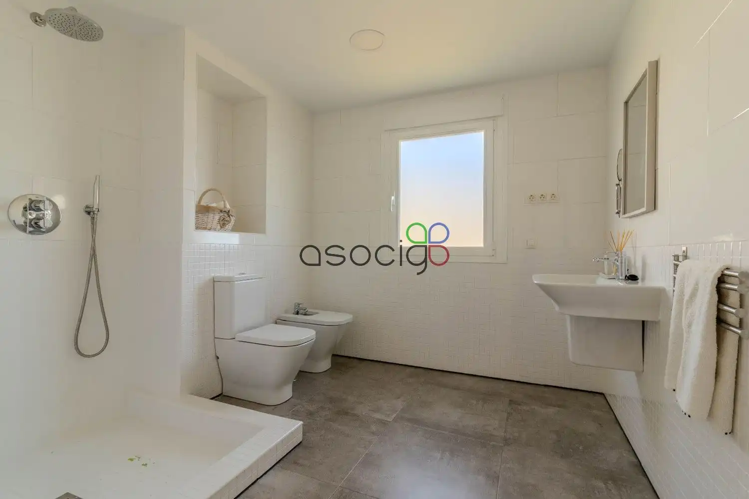 Bathroom of Houses for sale in Cabanillas del Campo  with Air Conditioner, Heating and Storage room