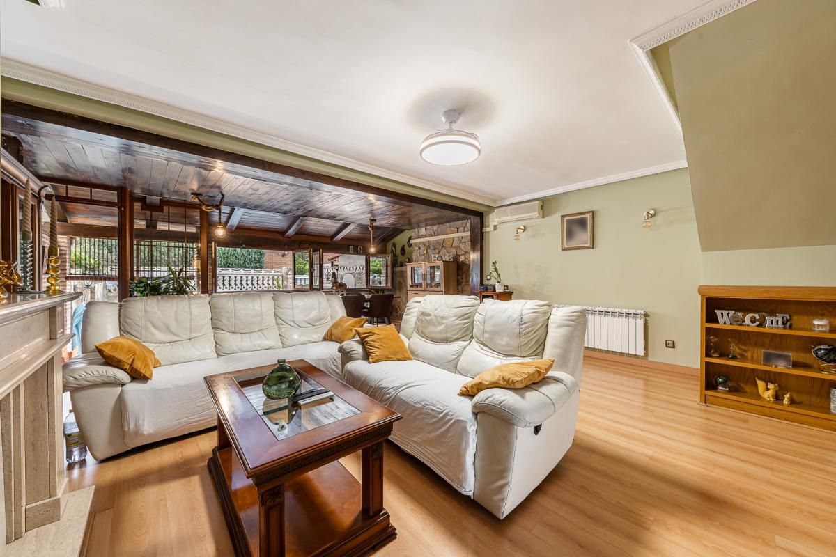 Living room of Single-family semi-detached for sale in Alcalá de Henares  with Air Conditioner, Private garden and Storage room