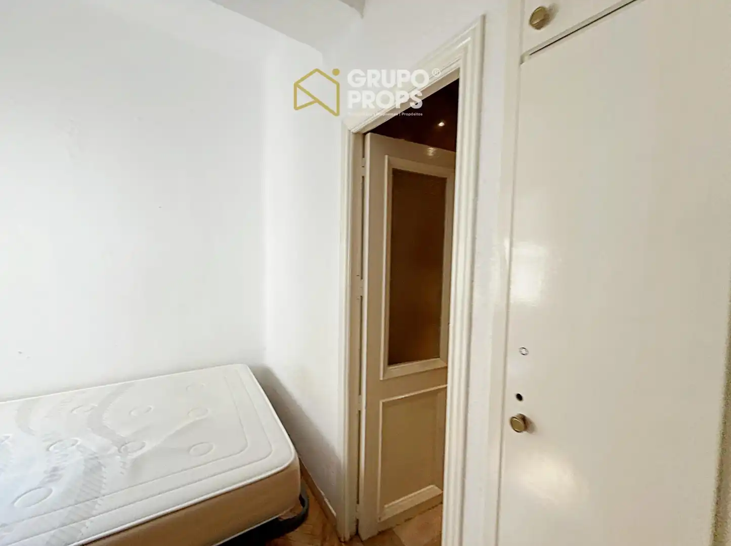 Dormitori de Pis de lloguer en Madrid amb Calefacció, Parquet i Moblat