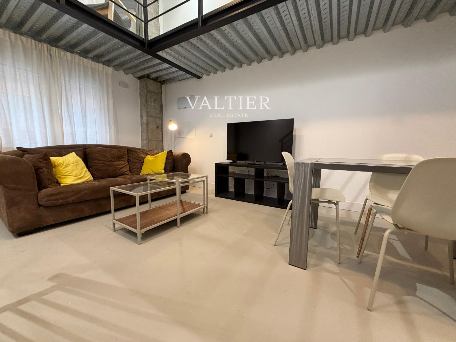 Sala d'estar de Dúplex de lloguer en  Madrid Capital amb Aire condicionat i Moblat