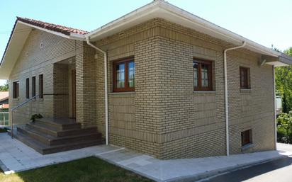 Vista exterior de Casa o xalet en venda en Castrillón amb Terrassa i Balcó