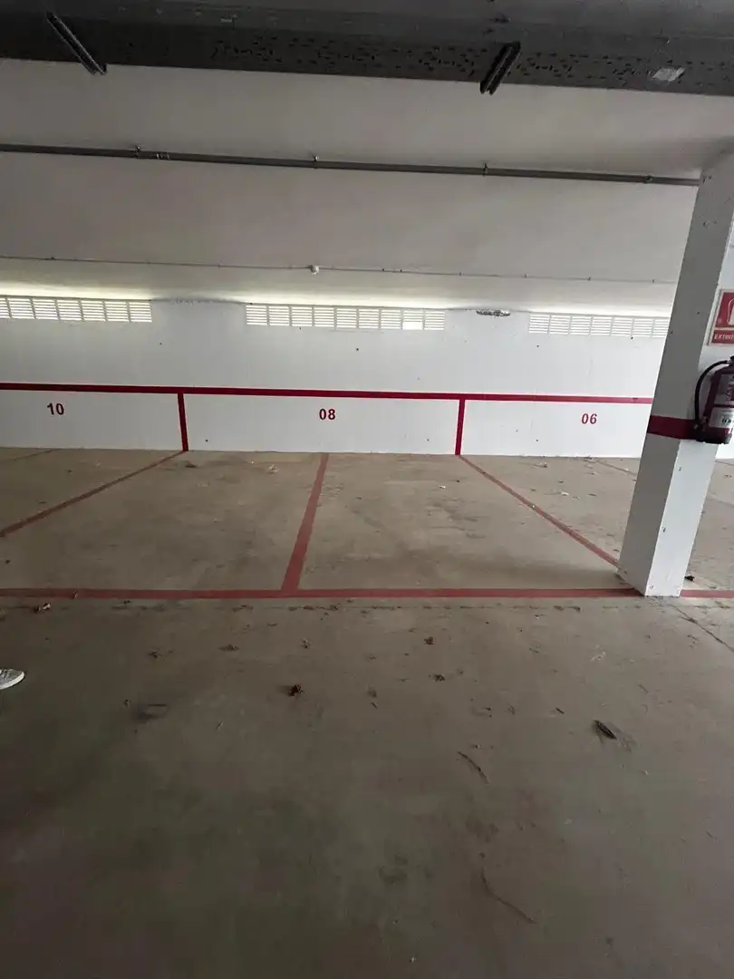 Parkplatz von Einfamilien-Reihenhaus zur Miete in Vilanova i la Geltrú mit Klimaanlage, Heizung und Privatgarten