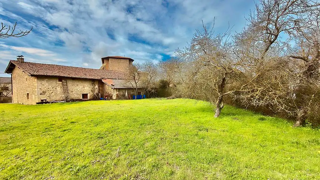 Residencial en venta en San Millán / Donemiliaga