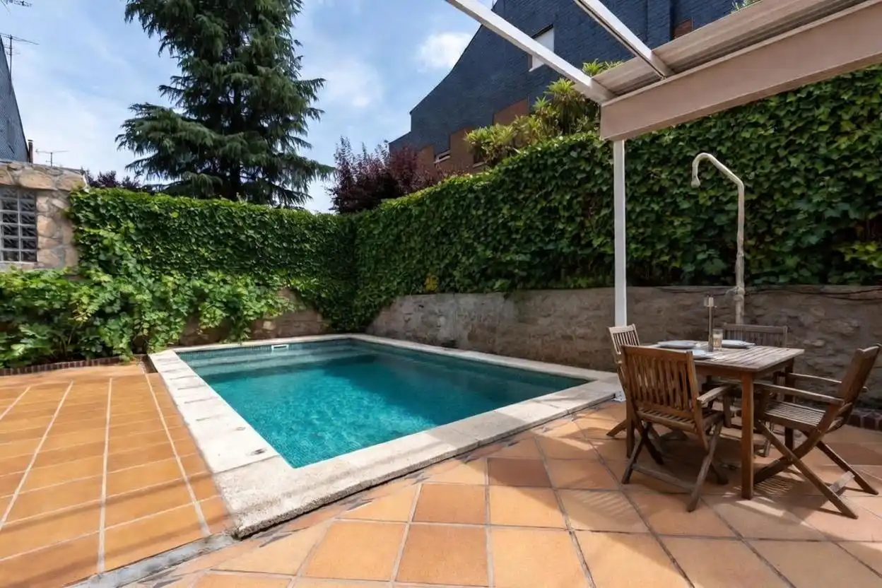 Casa aparellada amb piscina en venda a Avenida Europa, imagen 18