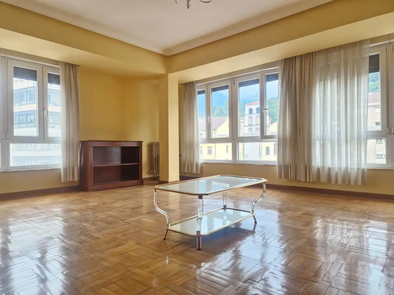 Sala d'estar de Pis en venda en Lena amb Calefacció, Parquet i Traster
