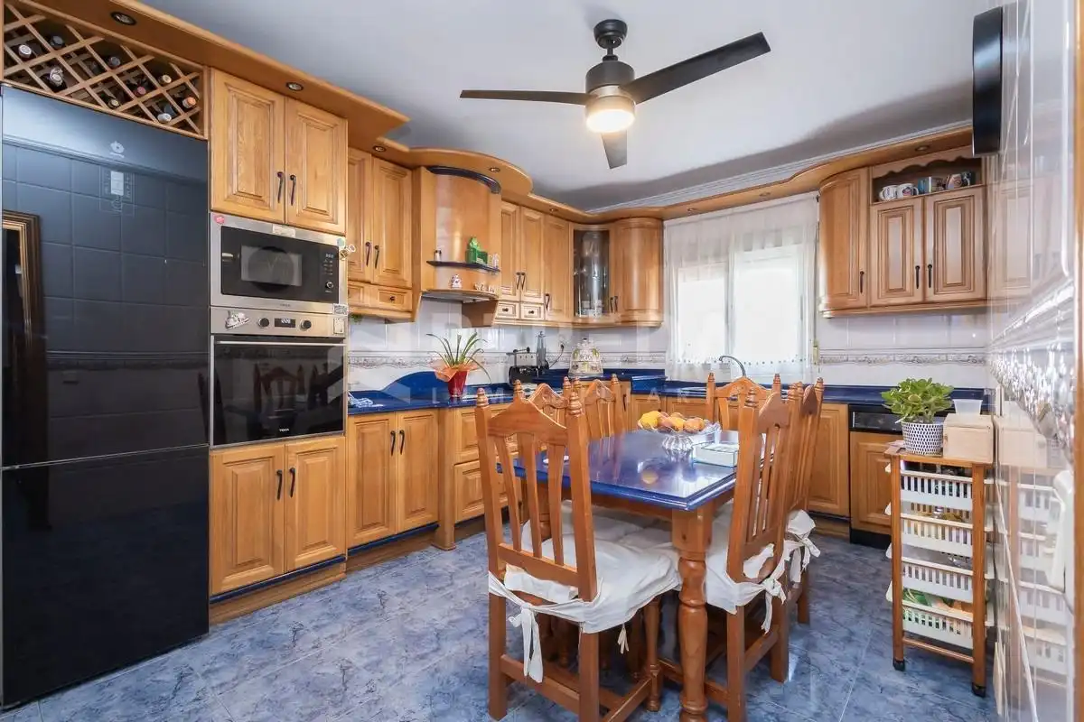 Cocina de Casa o chalet en venta en Roquetas de Mar con Aire acondicionado, Jardín privado y Terraza