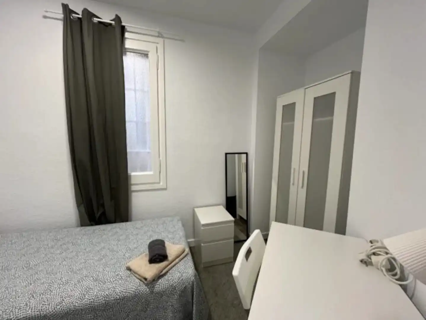 Bedroom of Flat for share in Eixample