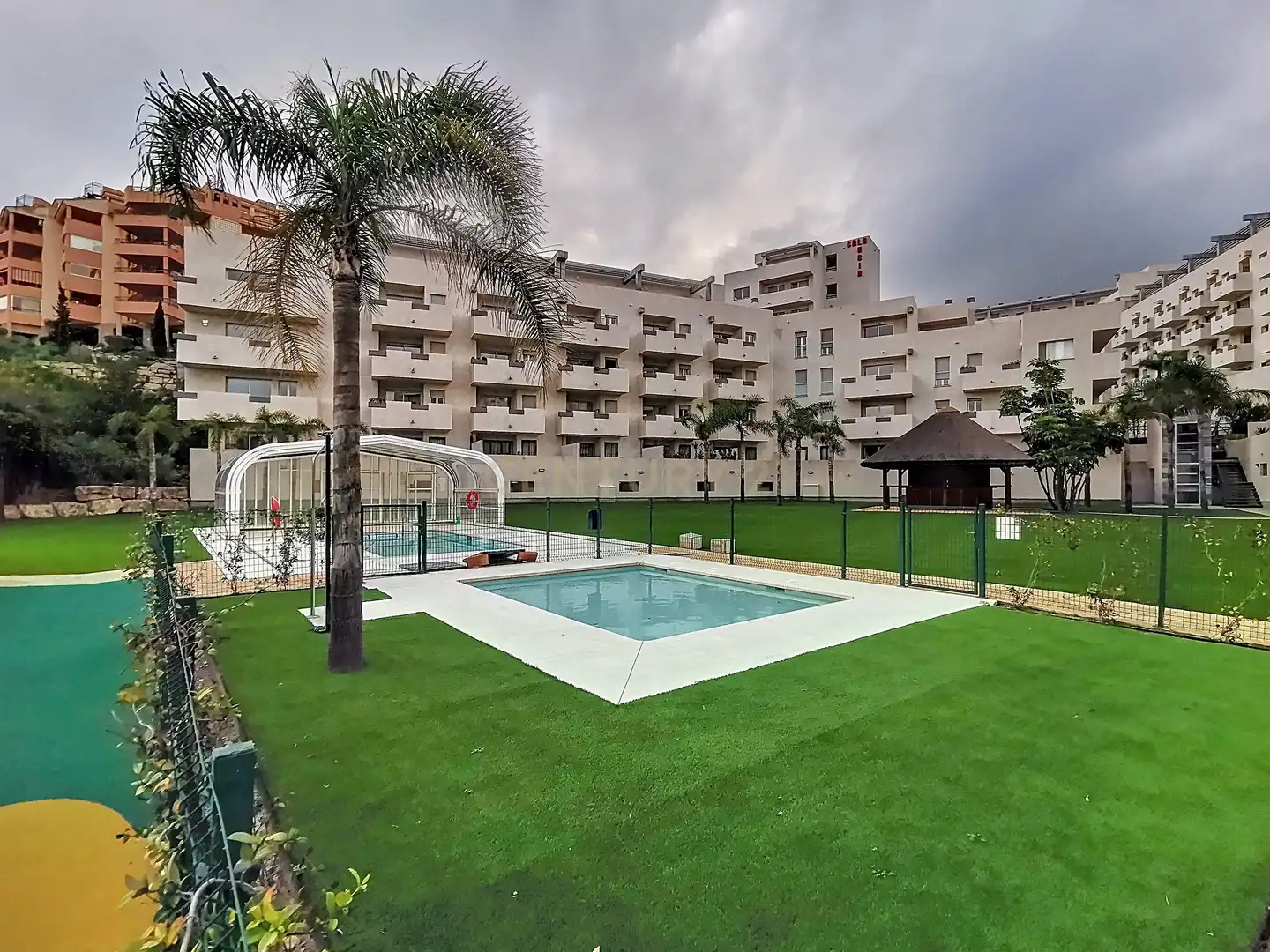 Piscina de Apartament de lloguer en Mijas amb Aire condicionat, Jardí privat i Traster