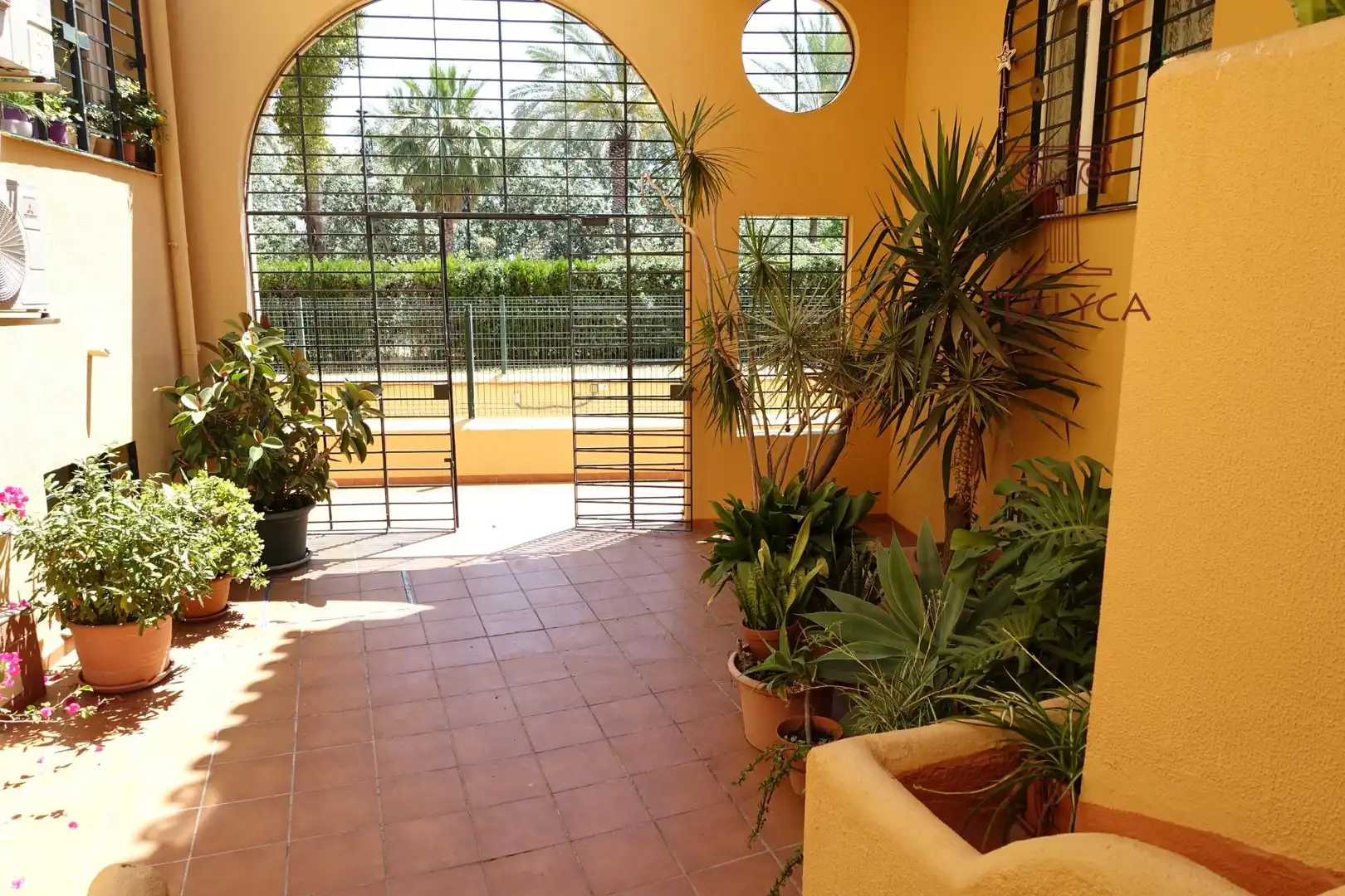 Terrasse von Einfamilien-Reihenhaus zum Verkauf in San Juan de Aznalfarache mit Klimaanlage, Heizung und Privatgarten