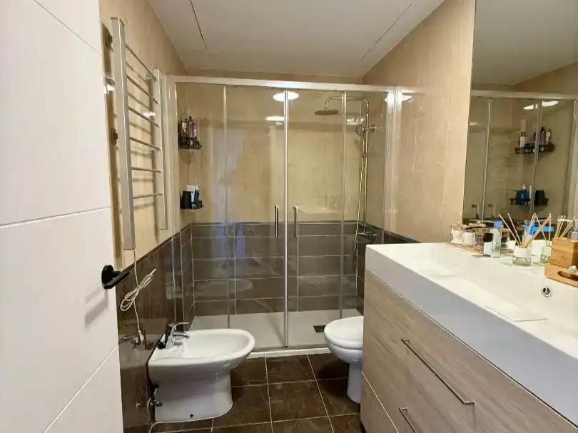 Bany de Pis en venda en Mijas amb Aire condicionat, Piscina i Balcó