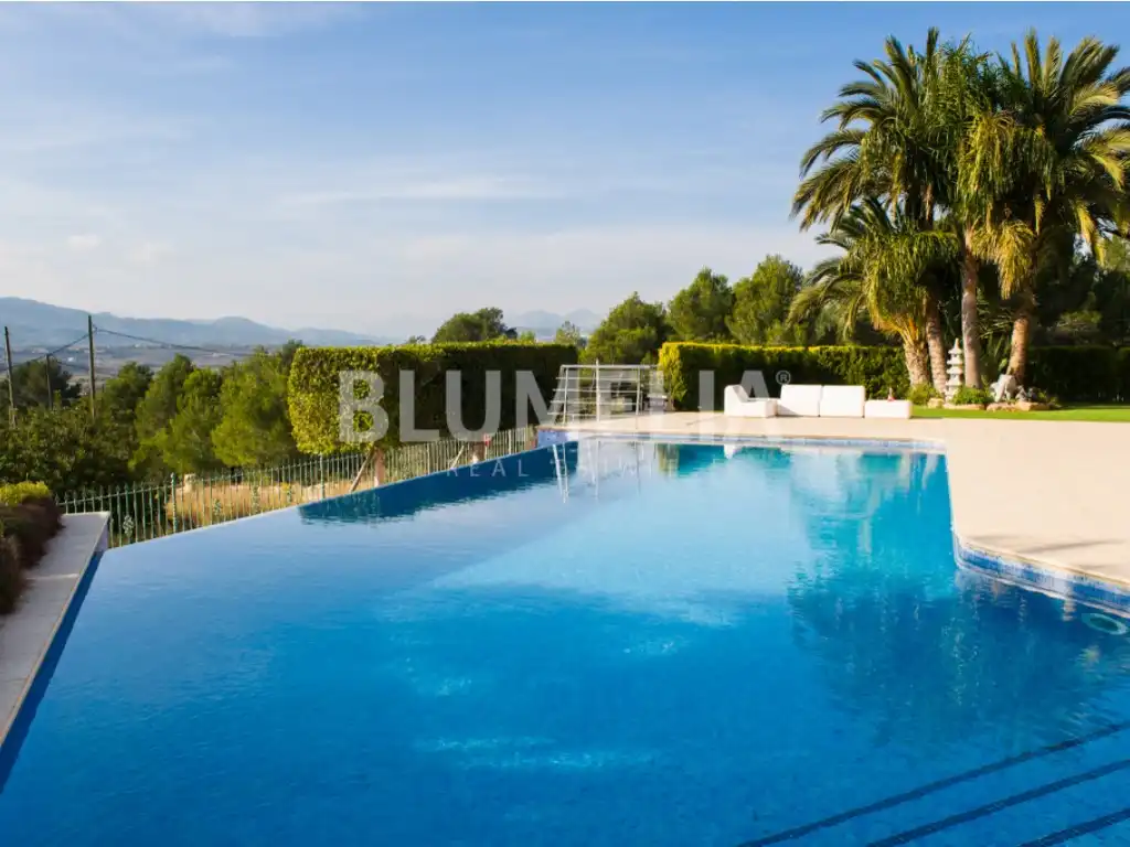 House with pool for sale in Calle Pic De La Batalla, imagen 2