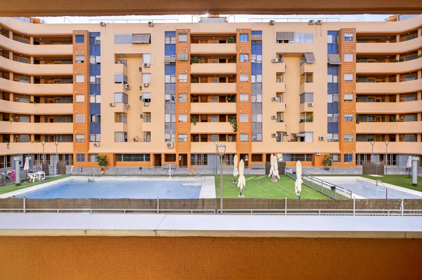 Vista exterior de Piso en venta en Sevilla con Aire acondicionado, Terraza y Piscina comunitaria