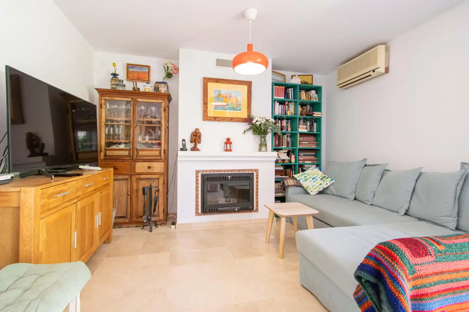 Sala de estar de Casa adosada en venta en Valencina de la Concepción con Aire acondicionado, Trastero y Piscina comunitaria
