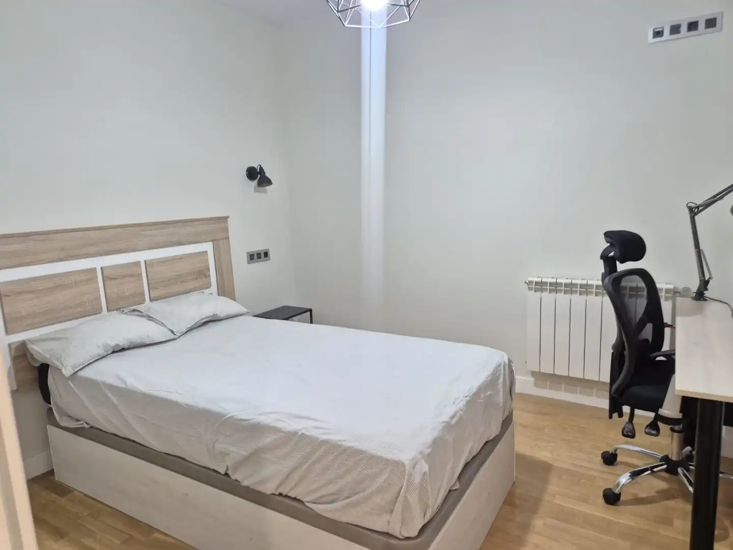 Bedroom of Flat for rent in Badajoz  with Air Conditioner, Heating and Parquet flooring