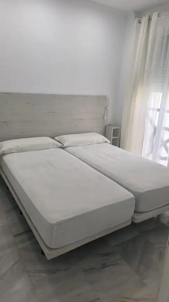 Dormitori de Apartament de lloguer en Jerez de la Frontera amb Aire condicionat i Moblat