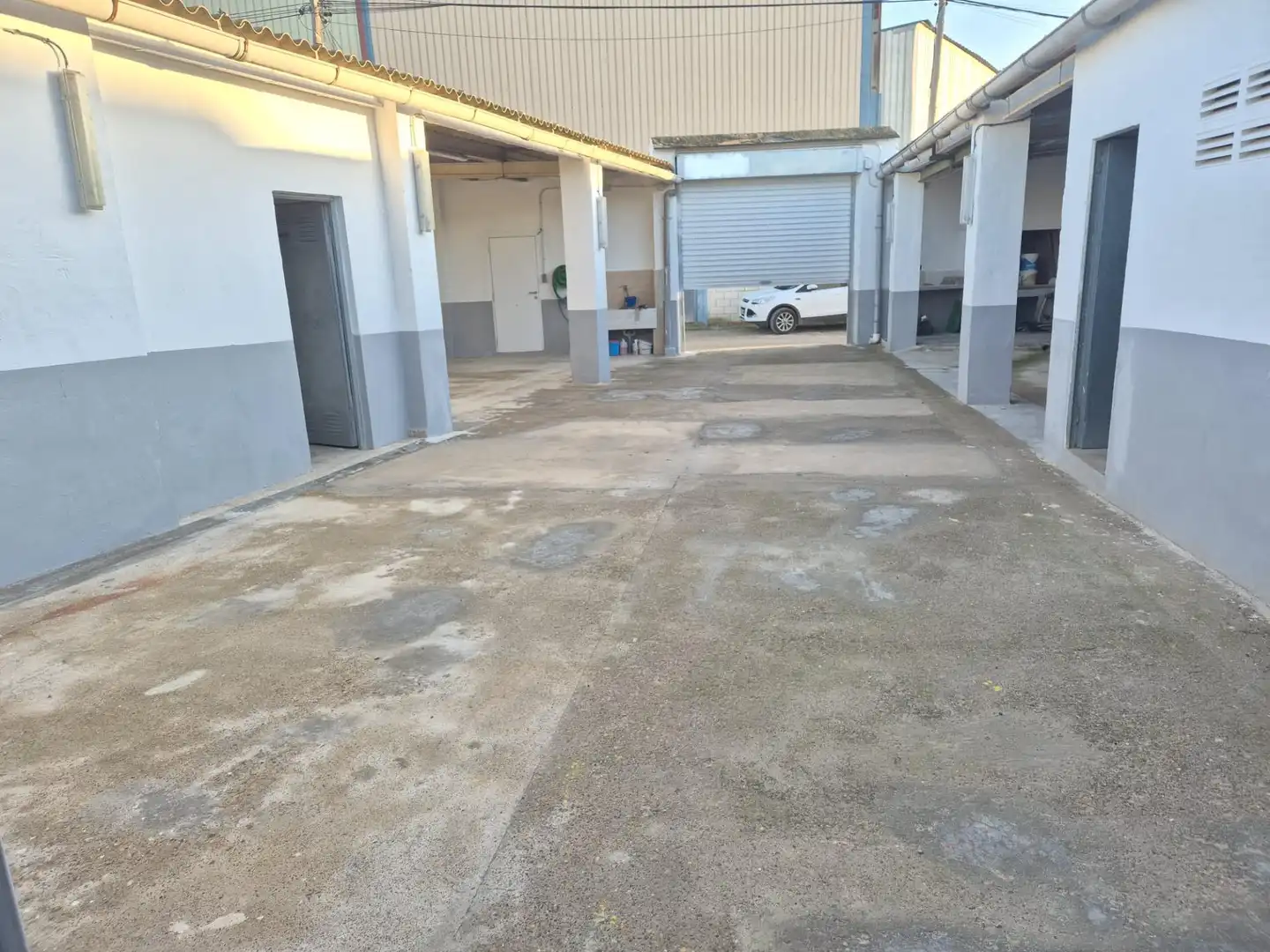 Parkplatz von Fabrikhallen zum Verkauf in Llíria