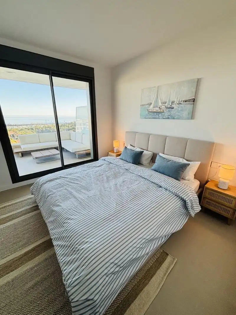Dormitori de Apartament de lloguer en Estepona amb Aire condicionat, Terrassa i Piscina