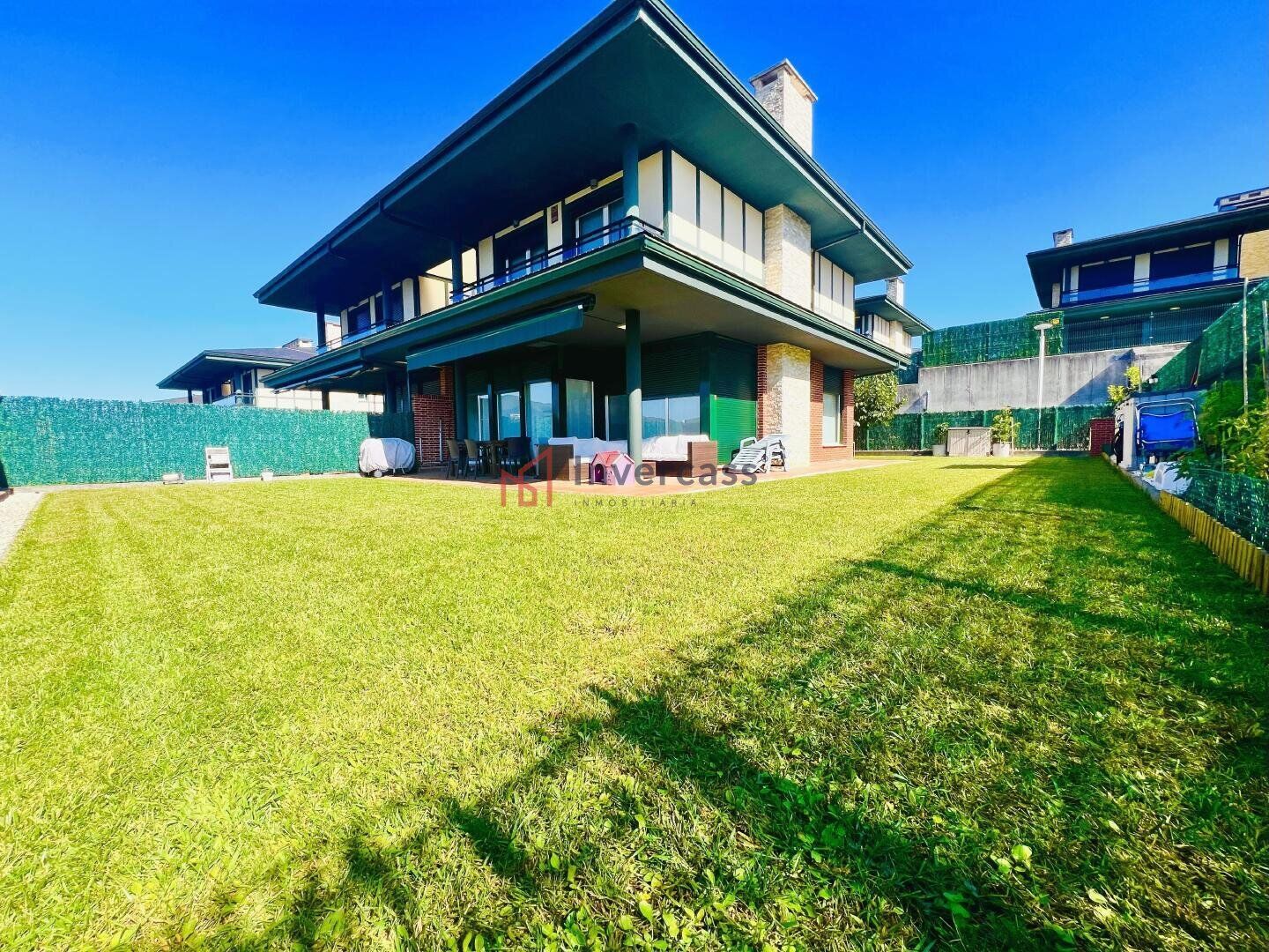 Vista exterior de Casa adosada en venta en Castro-Urdiales con Jardín privado, Trastero y Piscina comunitaria