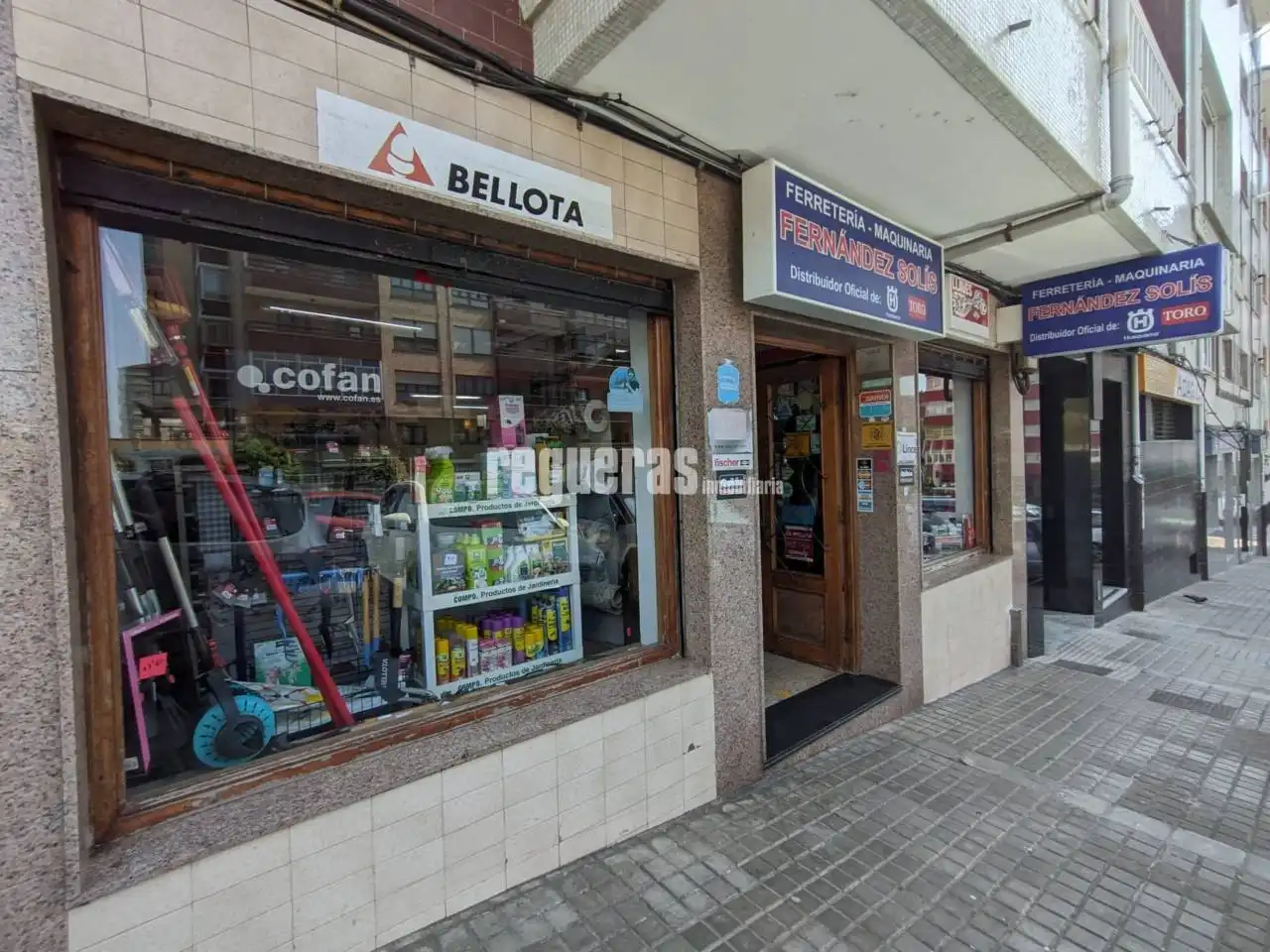 Local comercial en venda a Calle Favila