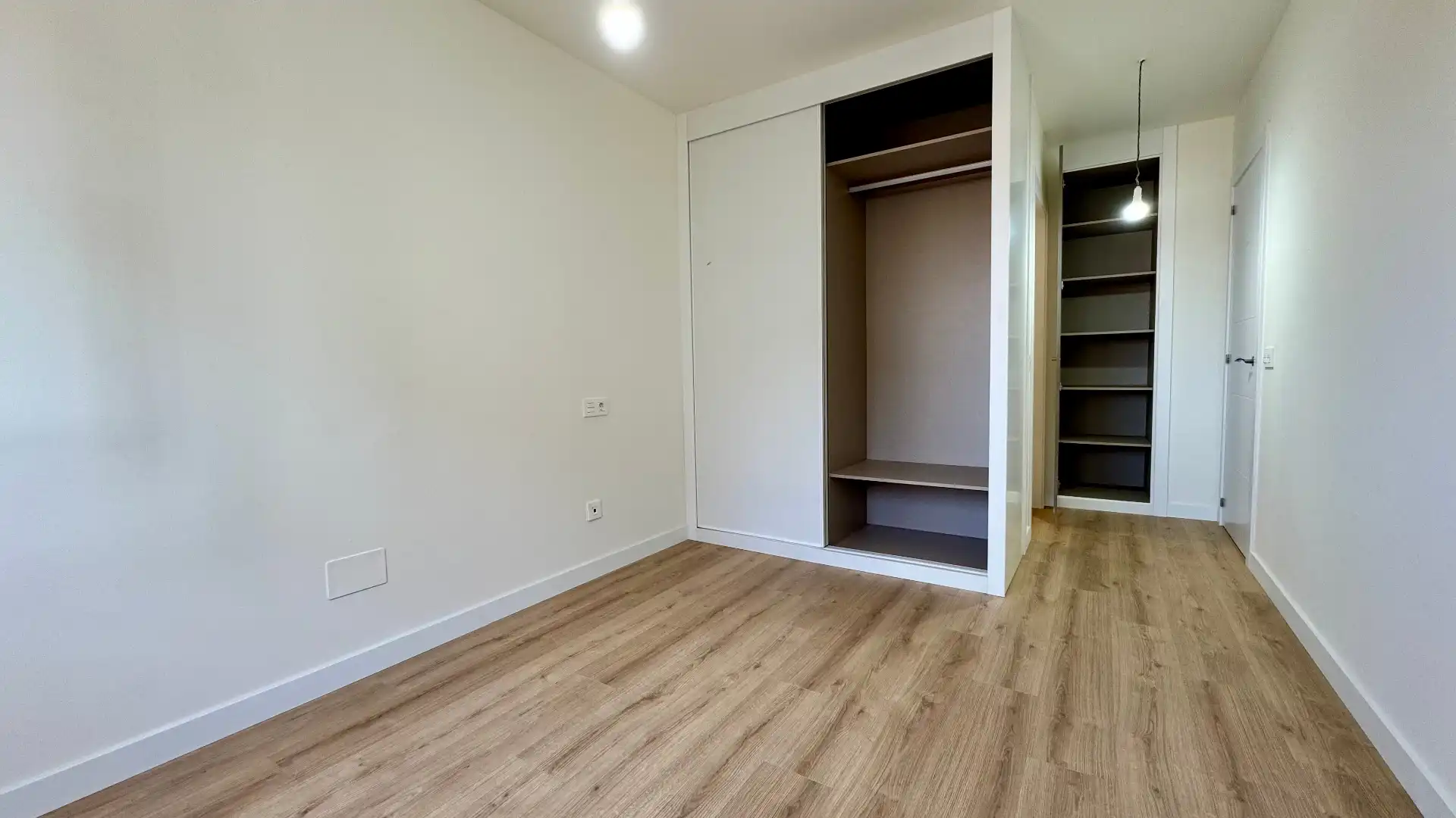 Habitación de Piso en venta en Gijón  con Calefacción, Parquet y Terraza