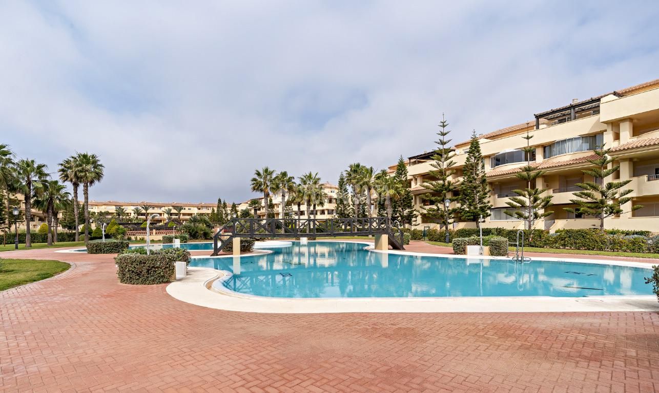 Swimming pool of Flat for sale in Roquetas de Mar