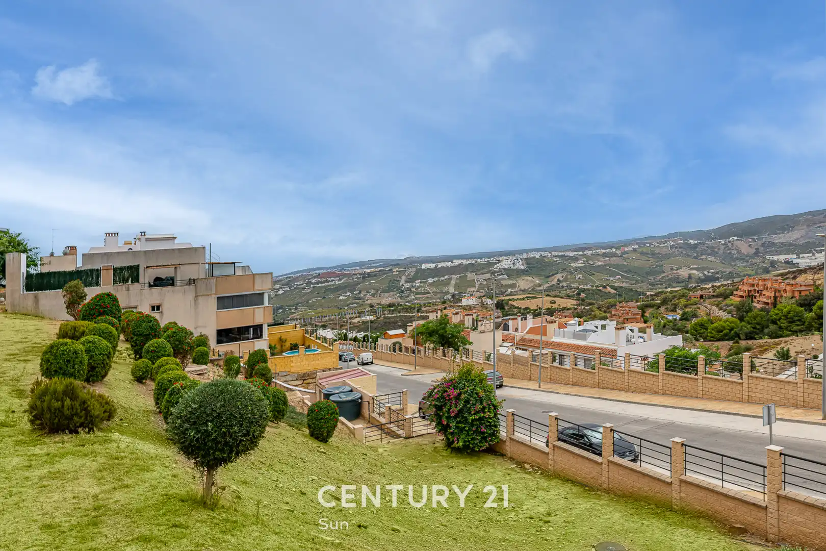 Vista exterior de Pis en venda en Casares amb Jardí privat, Terrassa i Piscina comunitària