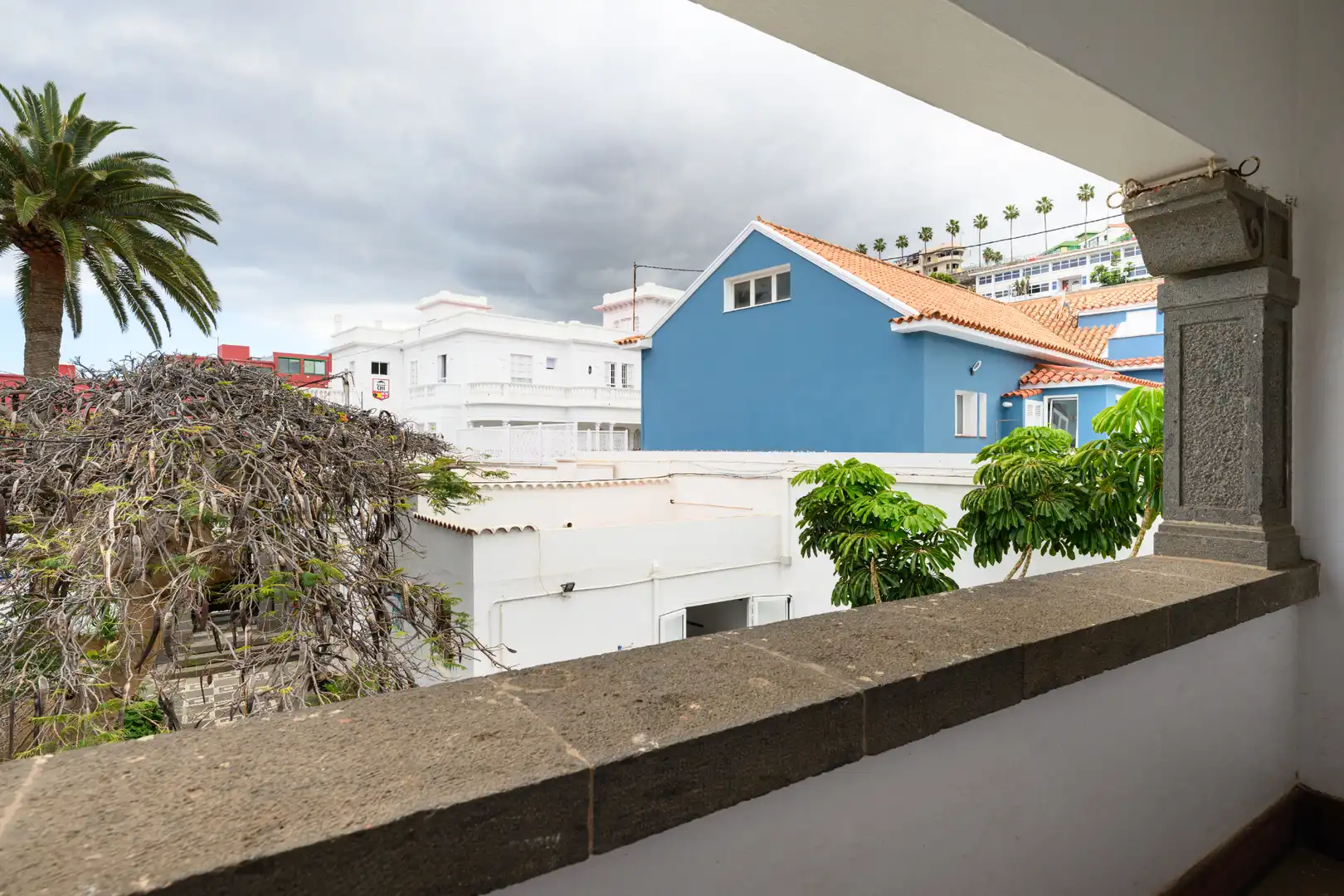 Vista exterior de Casa o xalet en venda en Las Palmas de Gran Canaria amb Aire condicionat, Jardí privat i Terrassa