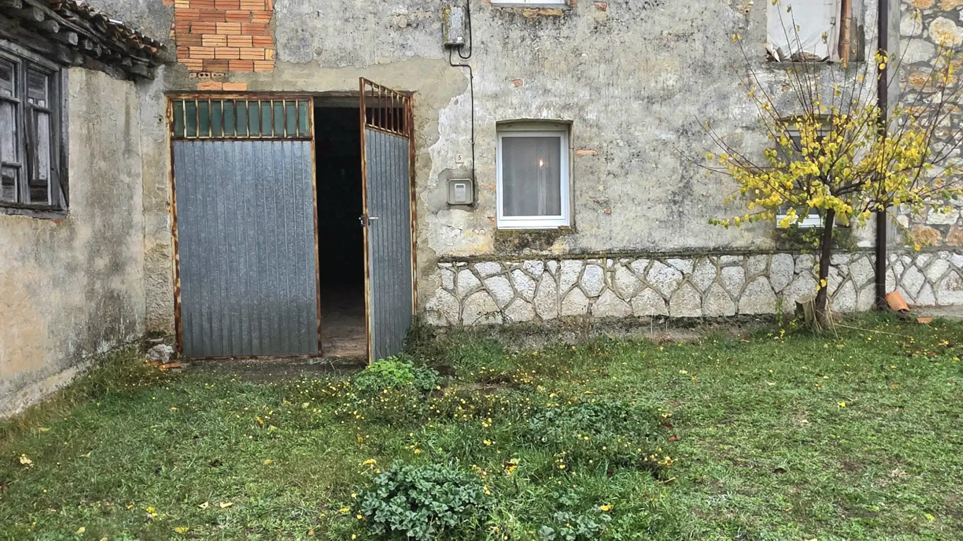 Vista exterior de Casa adosada en venta en Valle de Valdelucio