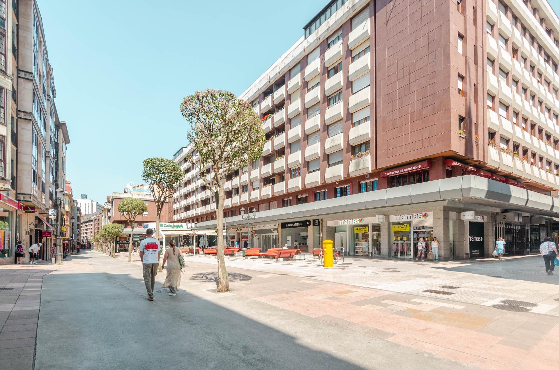 Vista exterior de Piso en venta en Oviedo  con Calefacción