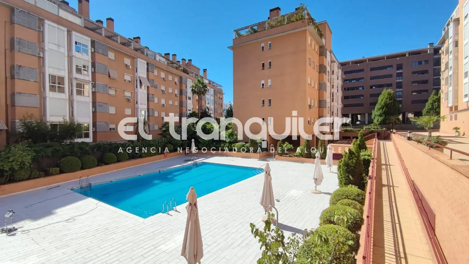 Vista exterior de Pis de lloguer en  Madrid Capital amb Piscina i Rentadora