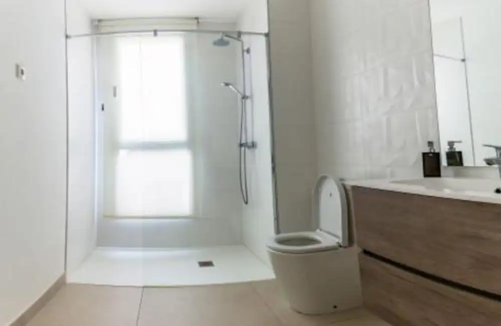 Badezimmer von Einfamilien-Reihenhaus zum Verkauf in Casares mit Klimaanlage, Privatgarten und Terrasse