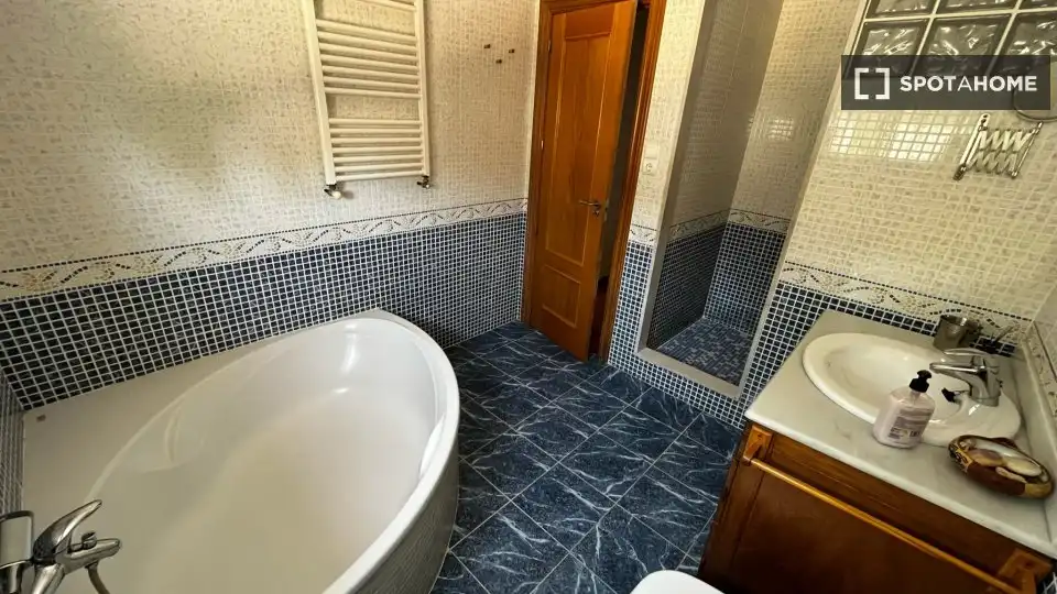 Baño de Piso de alquiler en La Pobla de Vallbona con Aire acondicionado, Calefacción y Amueblado