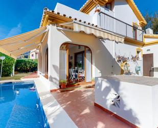 Vista exterior de Casa o xalet en venda en Benalmádena amb Aire condicionat, Jardí privat i Terrassa