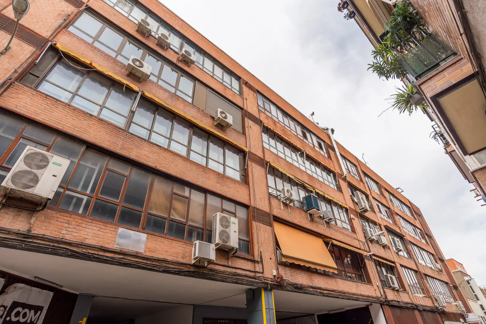 Vista exterior de Nave industrial en venta en Madrid