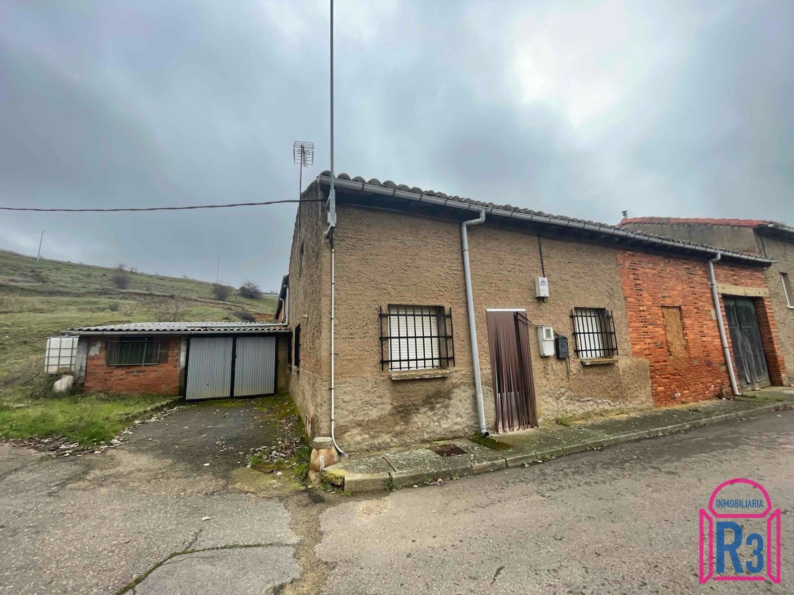 Exterior view of House or chalet for sale in Sariegos