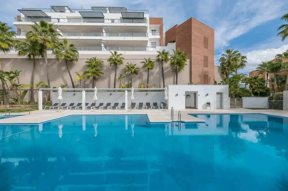 Schwimmbecken von Dachboden zur Miete in Benahavís mit Klimaanlage, Terrasse und Abstellraum