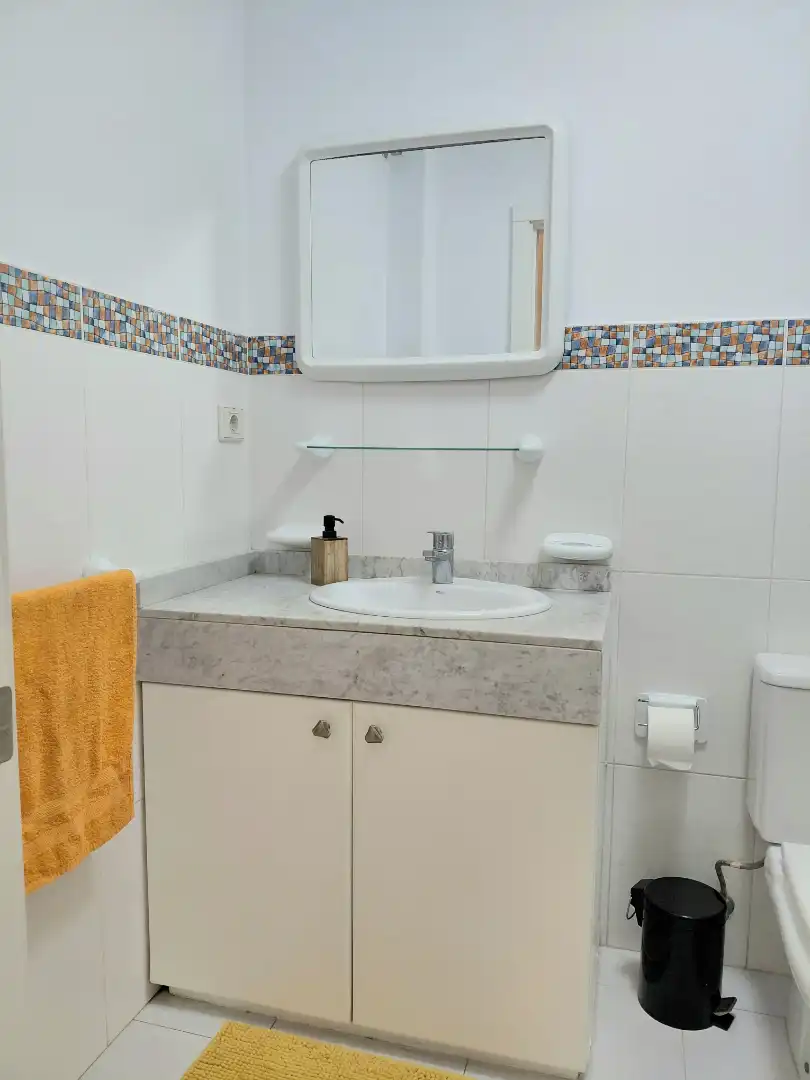 Baño de Estudio de alquiler en Las Palmas de Gran Canaria con Amueblado, Lavadora y Microondas