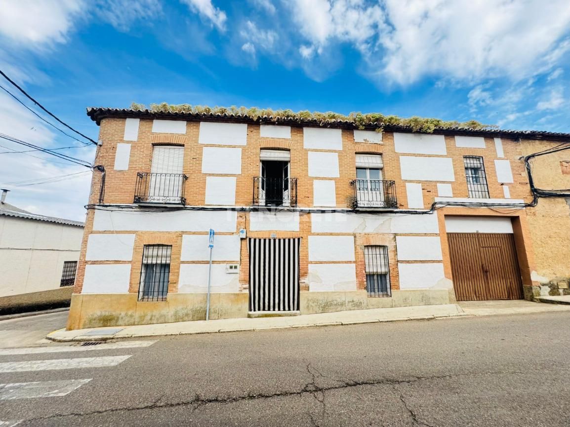 Exterior view of House or chalet for sale in Los Navalmorales