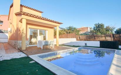 Piscina de Casa o xalet en venda en Vilanova i la Geltrú amb Calefacció, Jardí privat i Terrassa