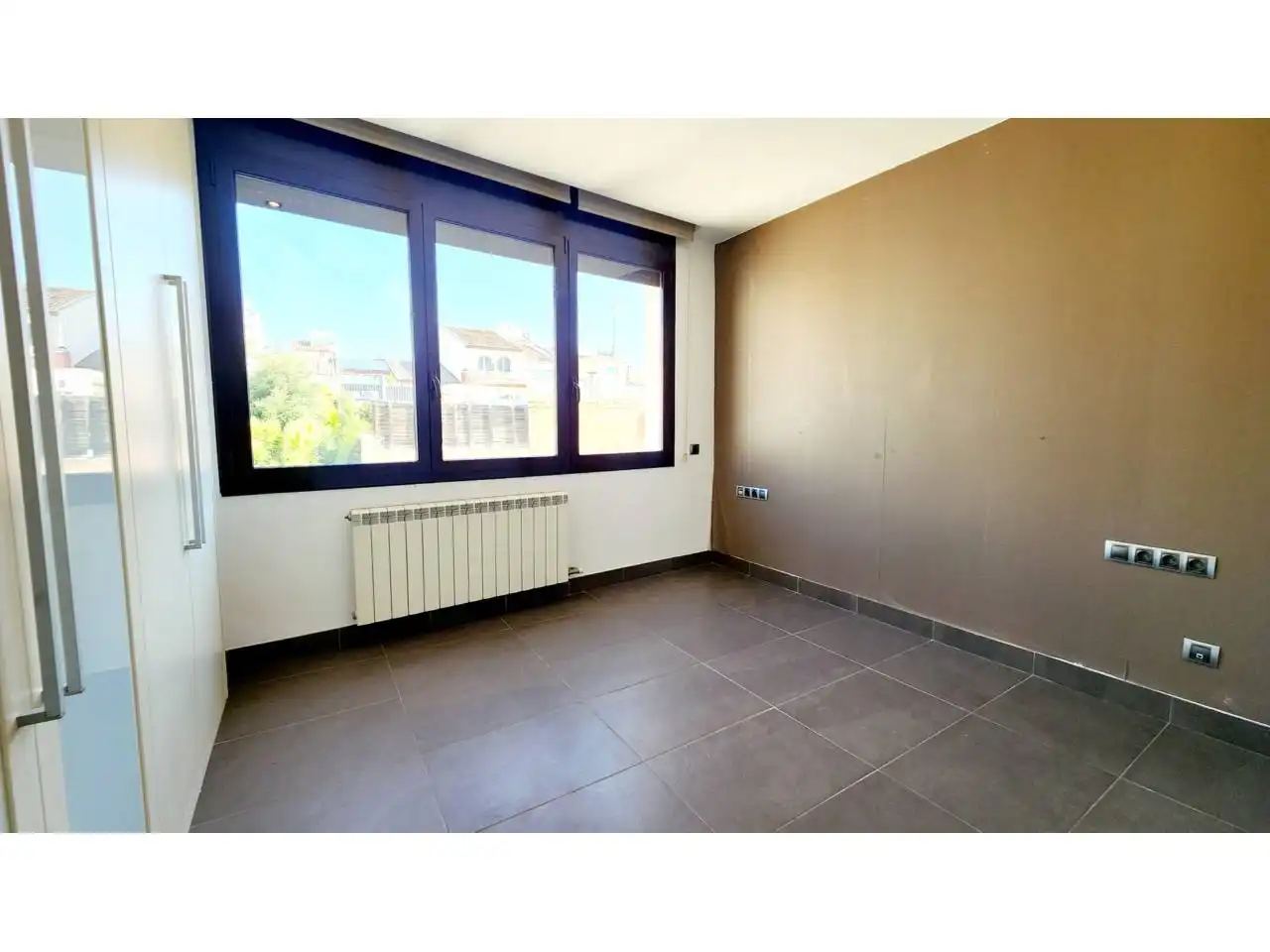 Schlafzimmer von Einfamilien-Reihenhaus zum Verkauf in Sabadell mit Klimaanlage, Heizung und Terrasse