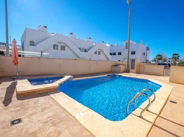 Àtic amb piscina en venda a Calle parque antonio Galves