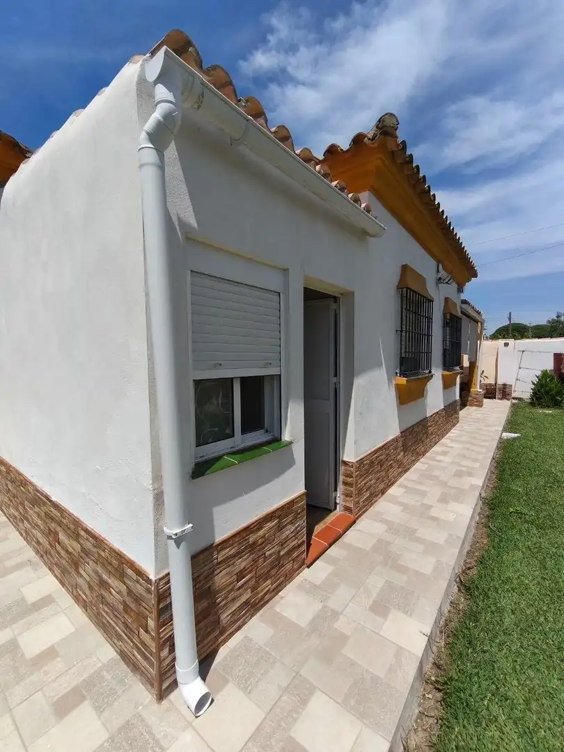 Vista exterior de Casa o chalet en venta en Chiclana de la Frontera con Jardín privado, Trastero y Piscina