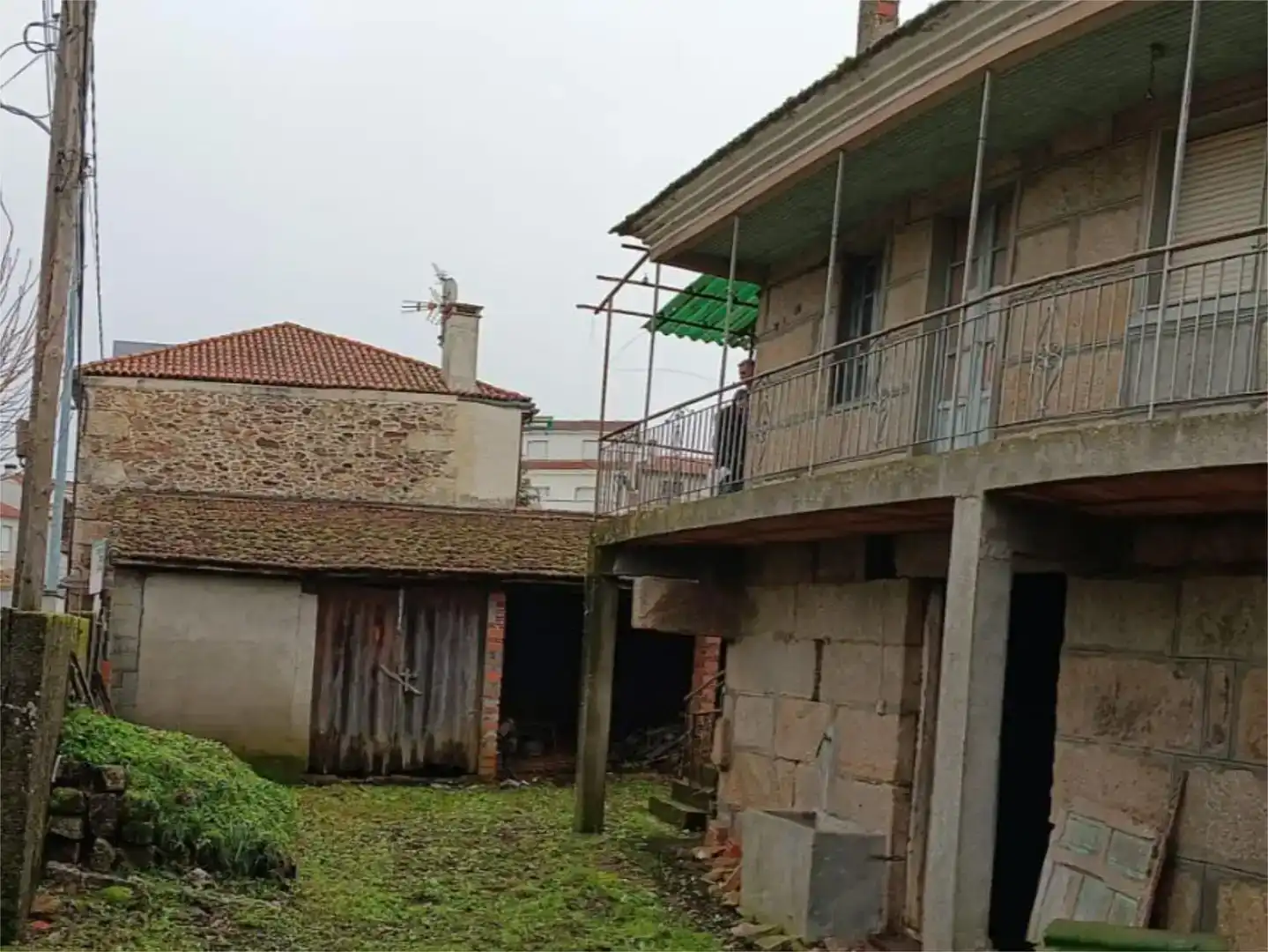 Außenansicht von Country house zum Verkauf in A Merca   mit Balkon