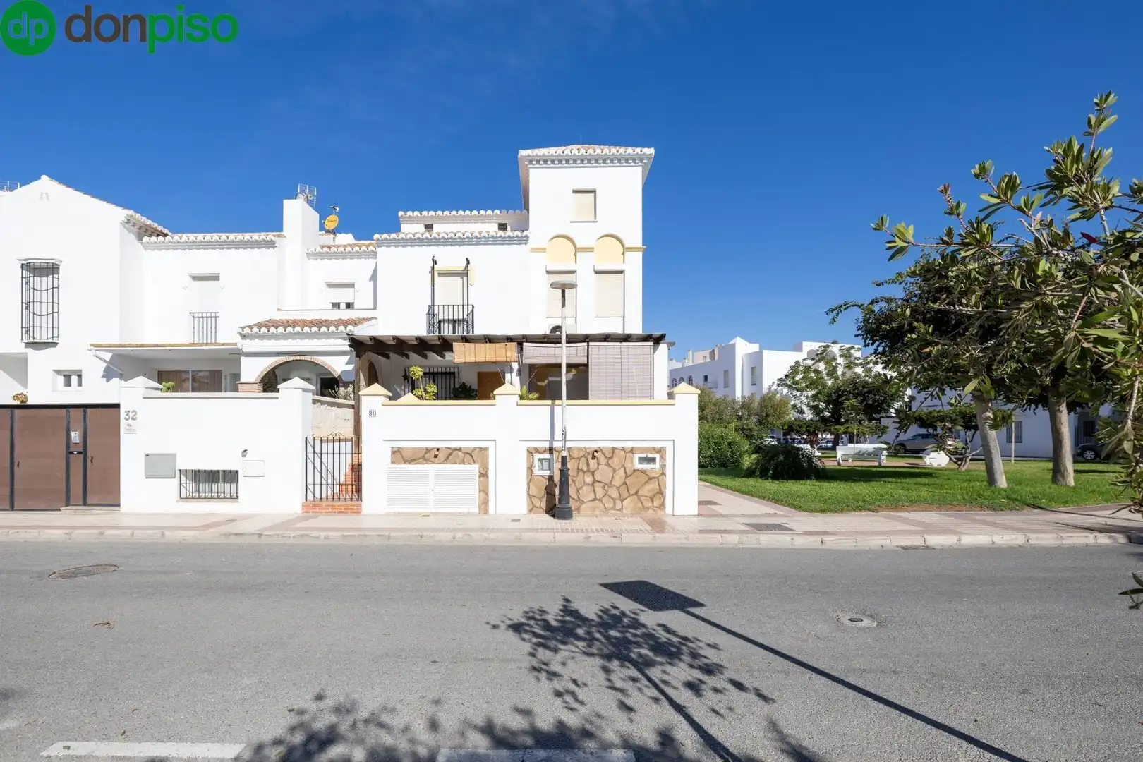 Vista exterior de Casa adosada en venda en Motril amb Aire condicionat, Moblat i Balcó